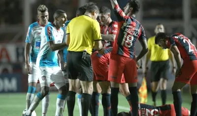 Gabriel Fuentes discute con el árbitro su expulsión ante San Lorenzo. 