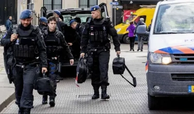 Varios efectivos de la policía militar llegan para asegurar el perímetro del Binnenhof, el complejo del Parlamento, en La Haya (Holanda)