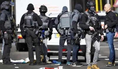 Policías vigilan en Utrecht tras atentado.