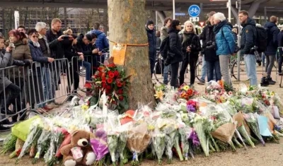 Flores depositadas en memoria de las víctimas del tiroteo ocurrido ayer en la ciudada holandesa de Utrecht, en el que fallecieron tres personas y otras cinco resultaron heridas. 