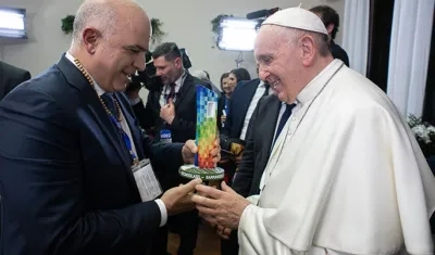 El empresario Christian Daes entregando la Ventana al Mundo al Papa Francisco.