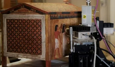 Fotografía faciltiada por el Museo Egipcio de Turín de un estudio multiespectral sobre un baúl de hace más de tres mil años exhibido en la muestra "Arqueología Invisible".