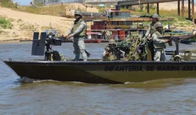Hasta el lugar llegaron miembros del Cuerpo Técnico de Investigación (CTI) de la Fiscalía colombiana para hacer el levantamiento de los cuerpos.