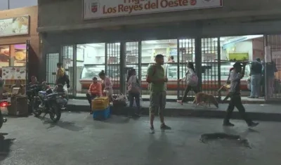 Comerciantes abren sus locales antes de los cortes de fluido eléctrico en Caracas.