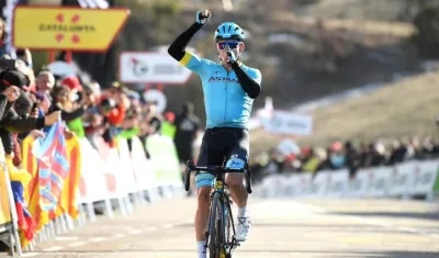 Miguel Ángel López, ciclista colombiano, se impone en La Molina. 