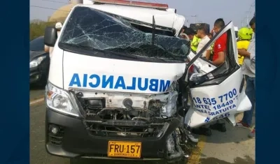 Así quedó la ambulancia tras el accidente.