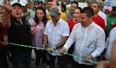 El Alcalde Alejandro Char corta la cinta al inaugurar el Parque Venezuela. Lo acompañan  Karen Abudinen y Alberto Salah.