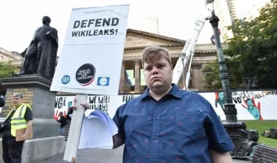 Una hombre muestra su apoyo al fundador de WikiLeaks, Julian Assange.