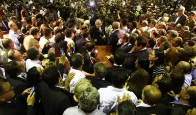 Imagen de la multitud que fue a despedir al mandatario.