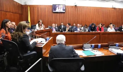 La Ministra de Minas, María Fernanda Suárez, interviniendo en el debate.