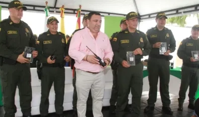 El Director de la Oficina de Seguridad del Distrito, Yesid Turbay, entrega los radios a la Policía de Barranquilla.