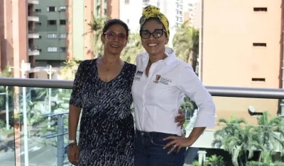 La artista Patricia Quevedo y Lisette Bolívar, coordinadora La Galería Plaza de la Paz.