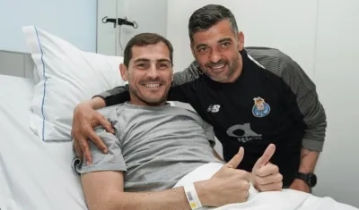 El portero español Iker Casillas recibió la visita de sus compañeros.
