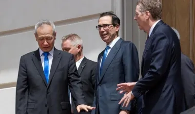  El viceprimer ministro chino, Liu He (i), se despide del el secretario del Tesoro estadounidense, Steven Mnuchin (c), y del encargado de comercio exterior de EE.UU., Robert Lighthizer (d).