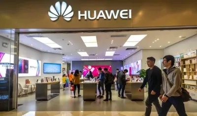 Personas caminan frente a la tienda de Huawei en Guangzhou (China).