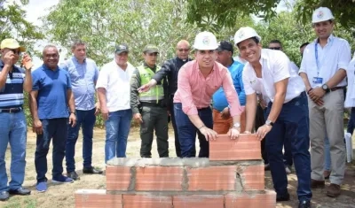 El Ministro de Vivienda Jonathan Malagón y el alcalde de Galapa, Carlos Silvera.