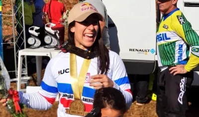 Mariana Pajón luciendo la medalla.