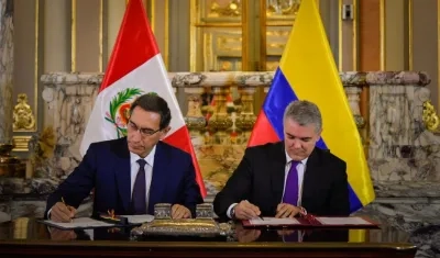 Presidente de Colombia y el Presidente de Perú suscriben la declaración conjunta en el Palacio de Gobierno, en Lima.