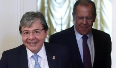 El ministro ruso de Exteriores, Sergei Lavrov (d), y su homólogo colombiano, Carlos Holmes Trujillo (i), se reúnen en Moscú (Rusia), este lunes. EFE