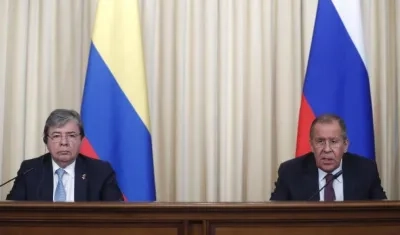 El ministro colombiano de Exteriores, Carlos Holmes Trujillo (i), ofrece una rueda de prensa con su homólogo ruso, Sergei Lavrov (d), en Moscú (Rusia), este lunes.