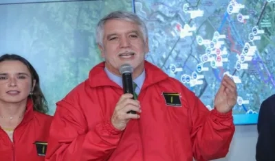 Enrique Peñalosa, Alcalde de Bogotá; a su derecha gerente de TrasMilenio, María Consuelo Araújo. 