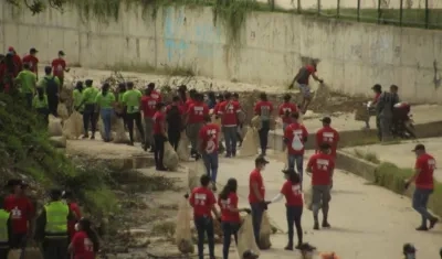 Voluntarios recogiendo residuos de vía-canal en Las Moras