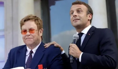 El cantante Elton John y el presidente de Francia, Emmanuel Macron.