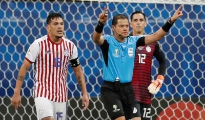 El árbitro Victor Hugo Carrillo en el partido entre Paraguay y Colombia.