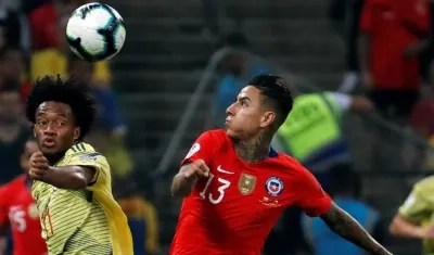 Juan Cuadrado disputa el balón con Charles Aranguiz de Chile