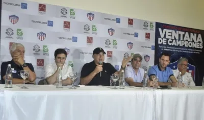 En la mesa: Julio Comesaña, Antonio Char, Christian Daes, Alejandro Char, Sebastian Viera y Alfredo Reyes. 