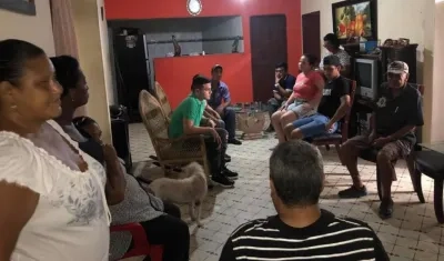 Familia de Sebastián Castro Molina reunida en su casa.