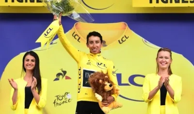 El colombiano Egan Bernal con el maillot amarillo.