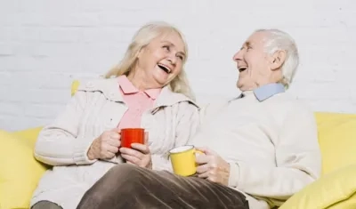Las personas mayores jubiladas experimentan más emociones agradables y menos emociones desagradables. 