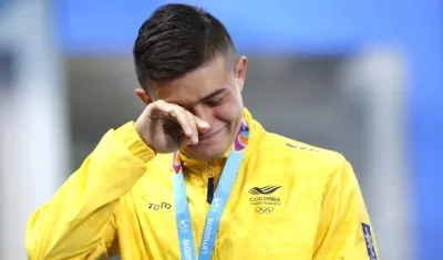 Lágrimas de emoción tras recibir la medalla de oro.