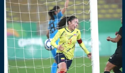 Natalia Gaitán celebra su gol con Colombia.