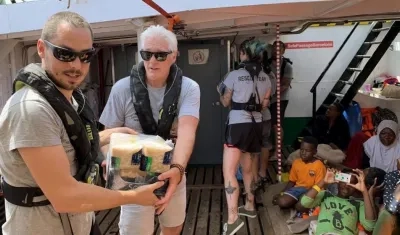 El actor Richard Gere entregando víveres para 121 inmigrantes africanos.