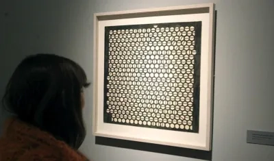 Una mujer observa una de las obras del artista Julio le Parc.