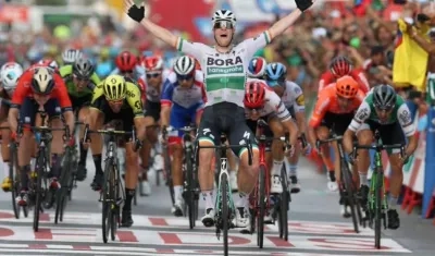 Sam Bennett (Bora) ganó la tercera etapa de La Vuelta.