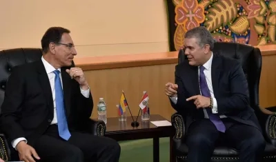 Presidente de Perú conversa con el Presidente de Colombia.