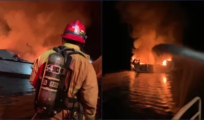 Los equipos de rescate acudieron al lugar y cuando trabajaban en apagar el fuego el barco se hundió.