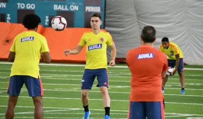 Rafael Santos Borré entrena con Juan Guillermo Cuadrado. 