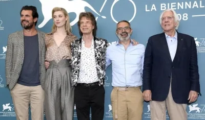 Mick Jagger y Donald Sutherland posan para una foto en Venecia, junto a Claes Bang, Elizabeth Debicki y Giuseppe Capotondi.