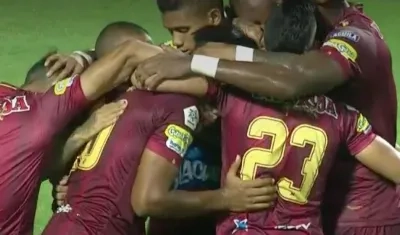 Jugadores del Deportes Tolima celebrando el empate que les significó el paso a las semifinales en la Copa Águila.