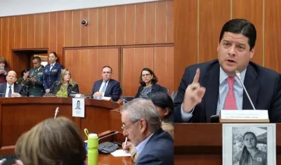 El senador Mauricio Gómez Amín en el debate en el Senado.