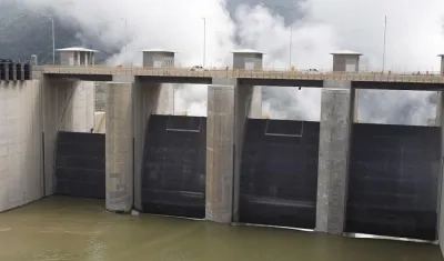 Fotografía de las compuertas del Proyecto Hidroeléctrico Ituango este viernes, en Ituango, departamento de Antioquia.