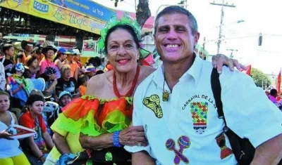 Rodrigo Obregón y su madre Sonia Osorio durante la Batalla de Flores del Carnaval de la 44, en el 2009