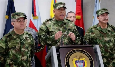  El comandante de las Fuerzas Militares, general Luis Fernando Navarro (centro).