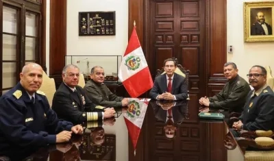 El Presidente Martín Vizcarra con los altos mandos militares.