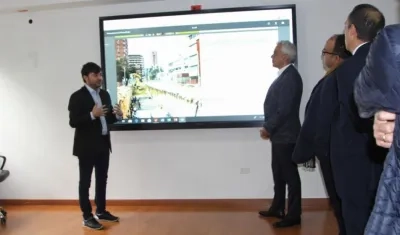 El Alcalde Jaime Pumarejo explicando los proyectos.