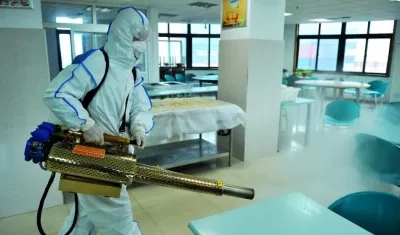 La falta de equipos como trajes de protección hacen que no se haya podido enviar a parte de esos médicos llegados a Wuhan a combatir en "primera línea" la enfermedad.